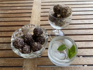 Läs mer om artikeln Två olika sorters mumsiga rawbollar
